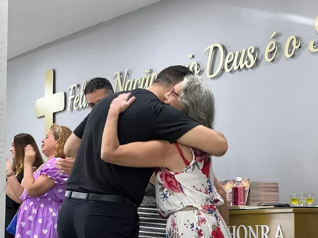 Bispo Marcelo acolhe uma participante com um abraço